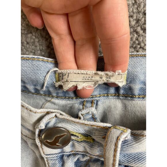 Free People Women's Distressed Cut Off Jean Shorts‎ Sz 25 light wash - Picture 3 of 4